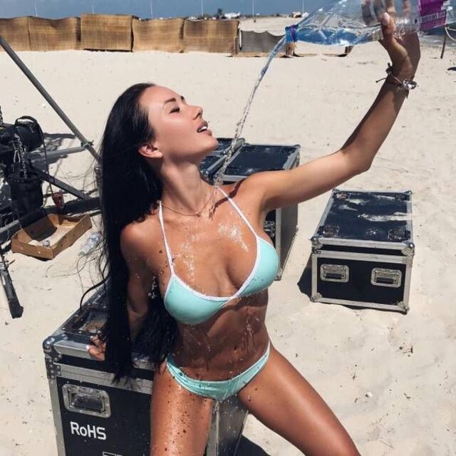 Bikini Girls (21 pics)