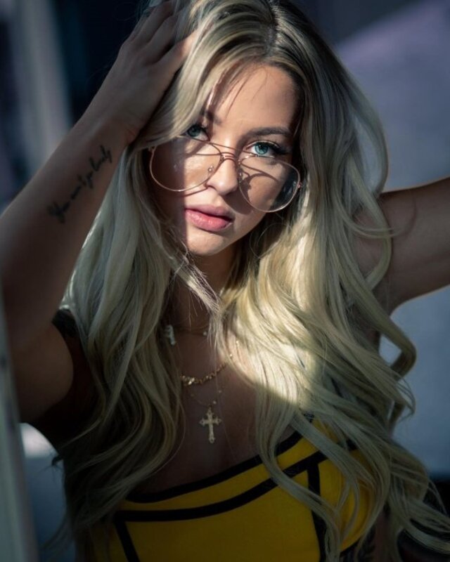 Girls In Glasses (21 pics)