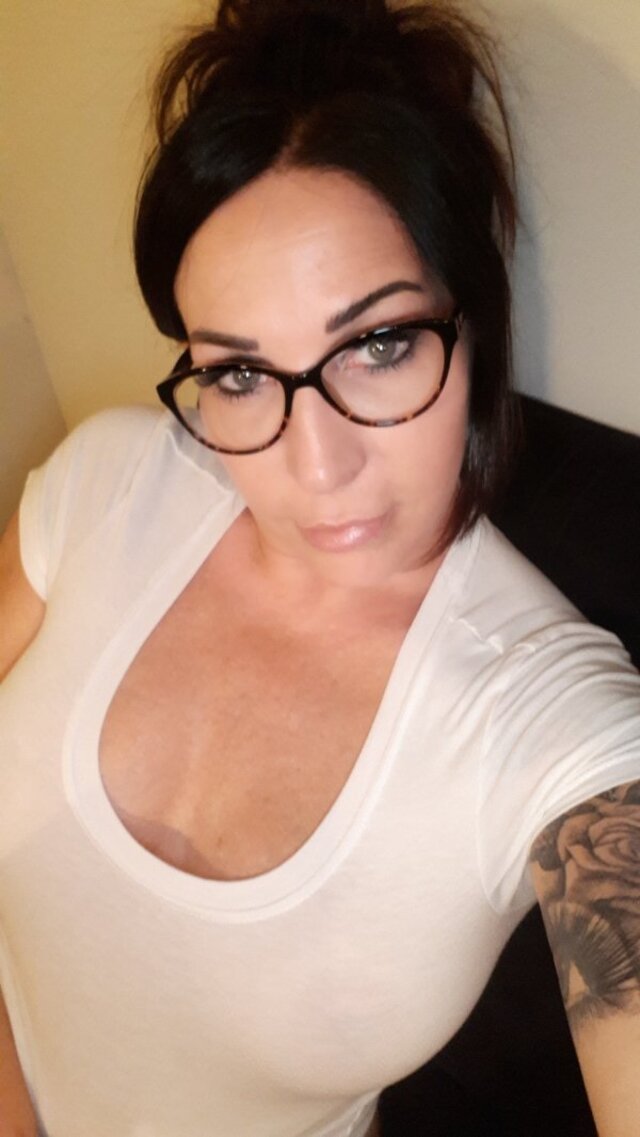 Busty Girls (21 pics)