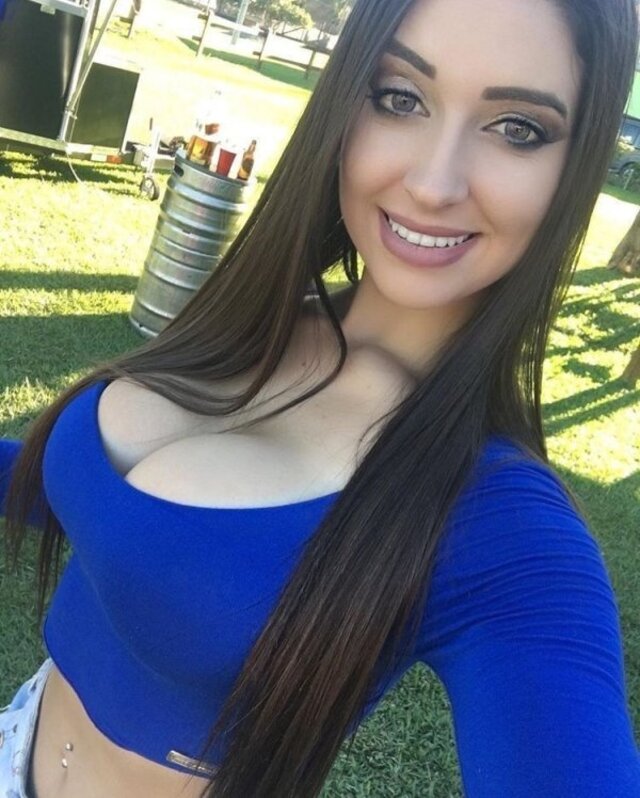 Busty Girls (21 pics)