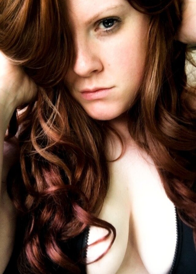 Busty Girls (21 pics)