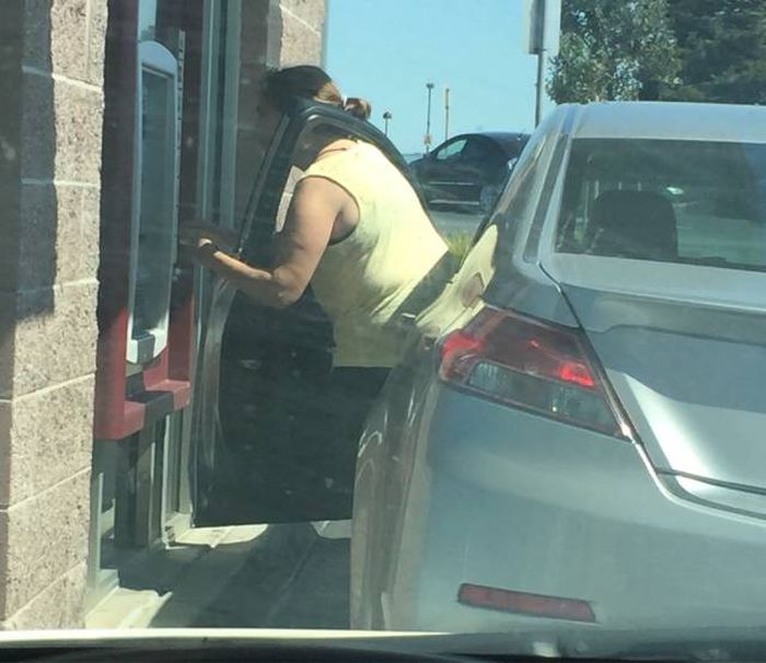 What Is Going On Here? (25 pics)