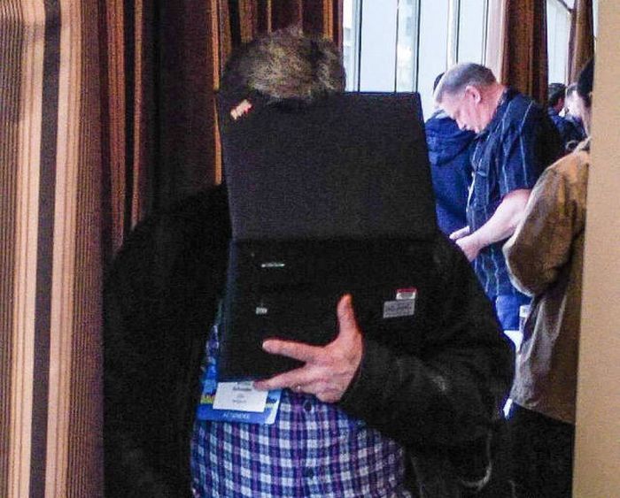 What Is Going On Here? (25 pics)