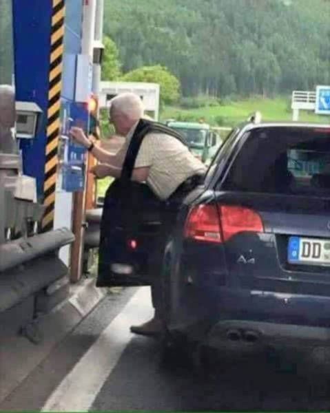 What Is Going On Here? (25 pics)