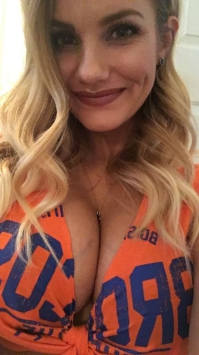 Busty Girls (21 pics)