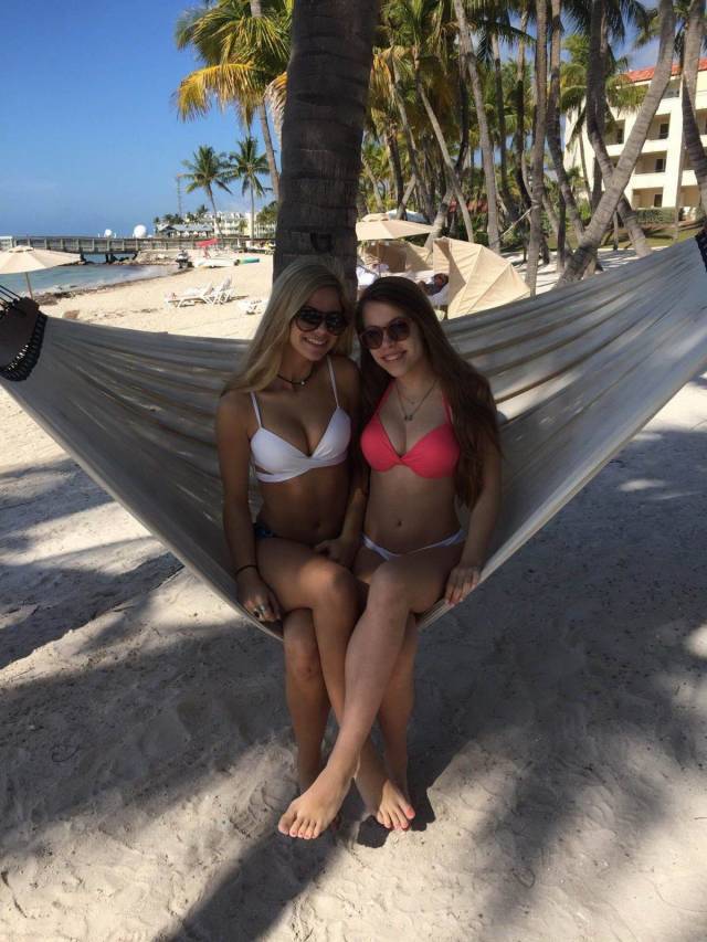 Bikini Girls (20 pics)