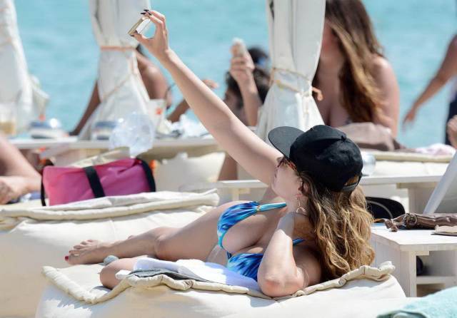 Bikini Girls (20 pics)