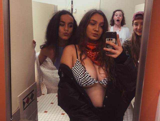 Busty Girls (21 pics)