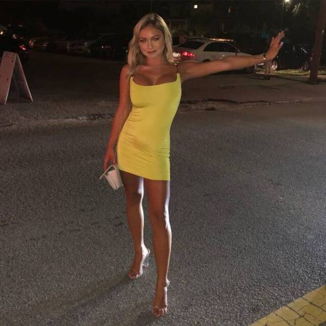 Girls In Tight Dresses (21 pics)