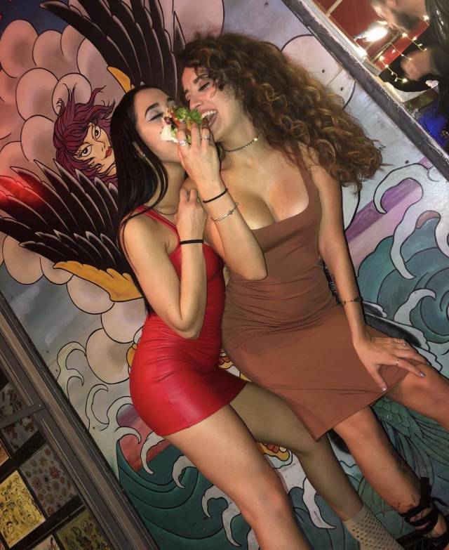 Girls In Tight Dresses (21 pics)