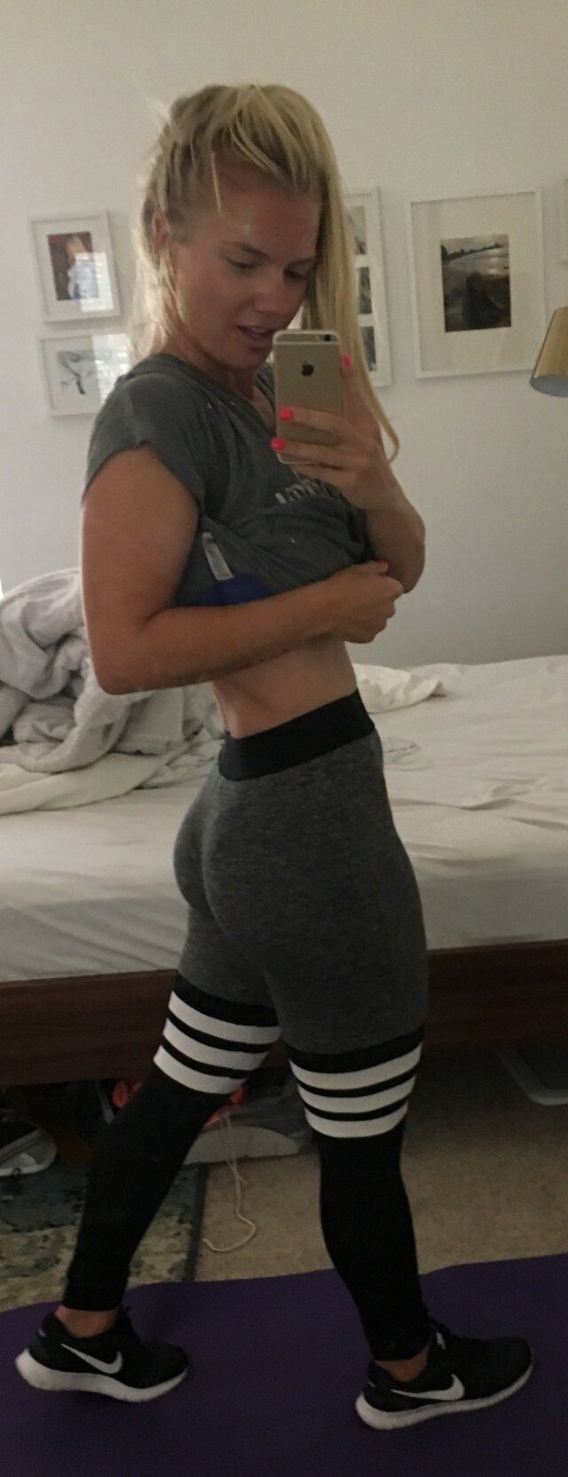 Girls In Yoga Pants (21 pics)