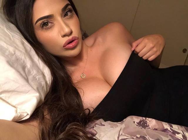 Busty Girls (20 pics)