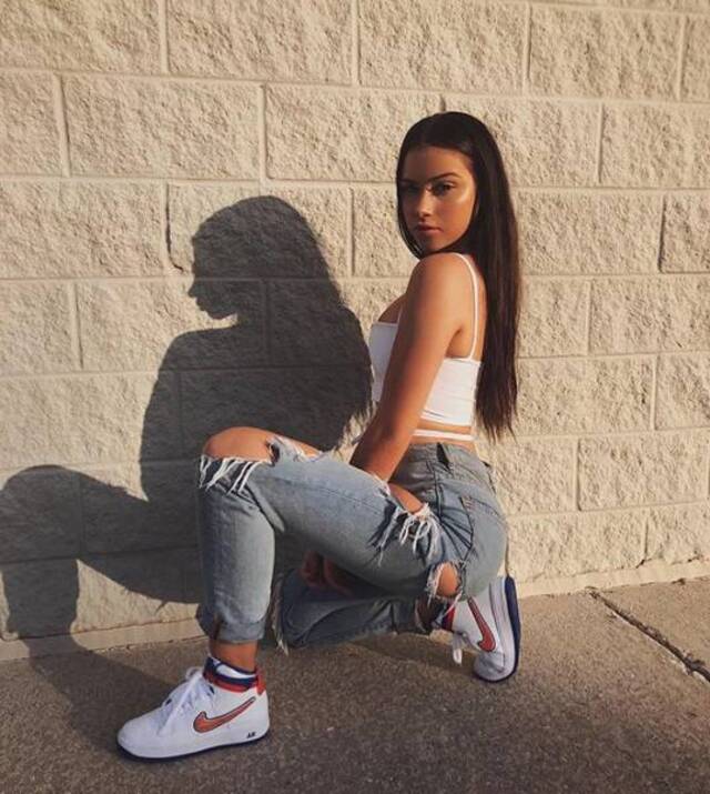 Girls In Jeans (21 pics)