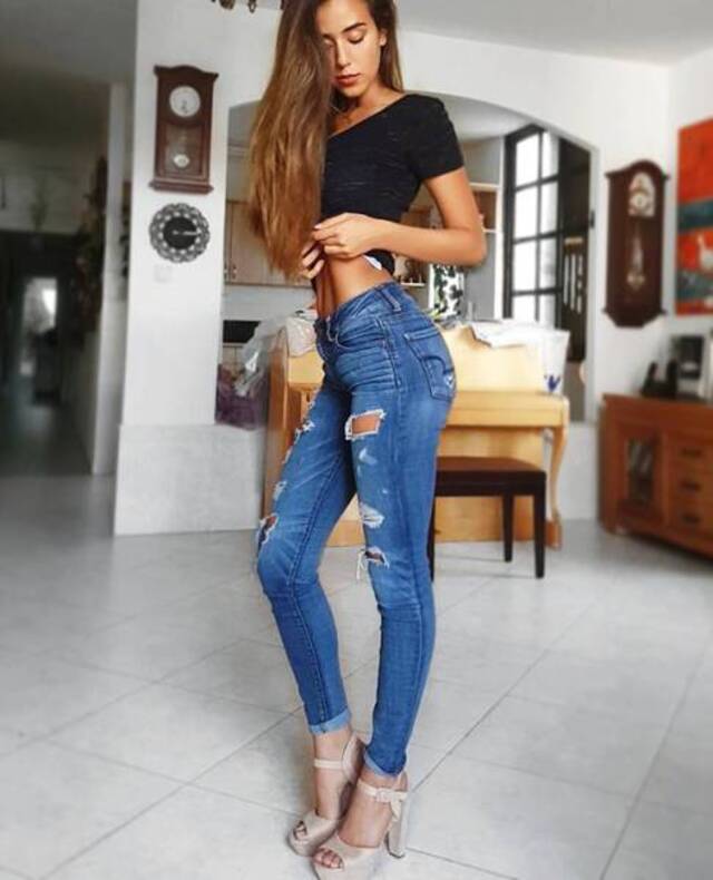 Girls In Jeans (21 pics)