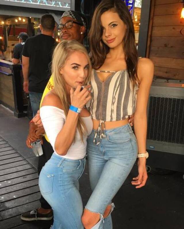 Girls In Jeans (21 pics)