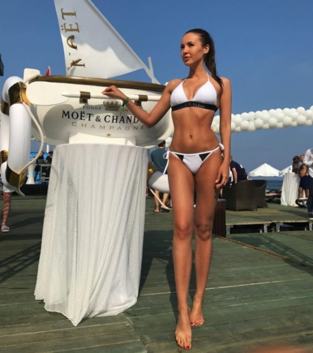 Bikini Girls (20 pics) Bikini Girls (20 pics)