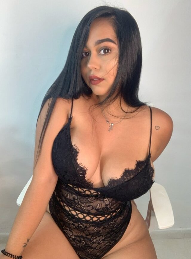 Busty Girls (21 pics) Busty Girls (21 pics)