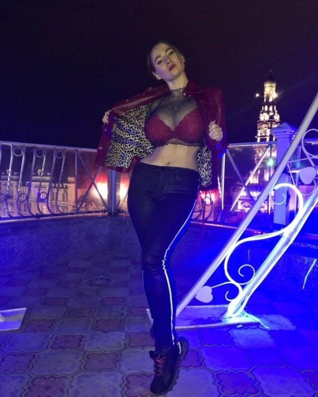 Busty Girls (21 pics) Busty Girls (21 pics)