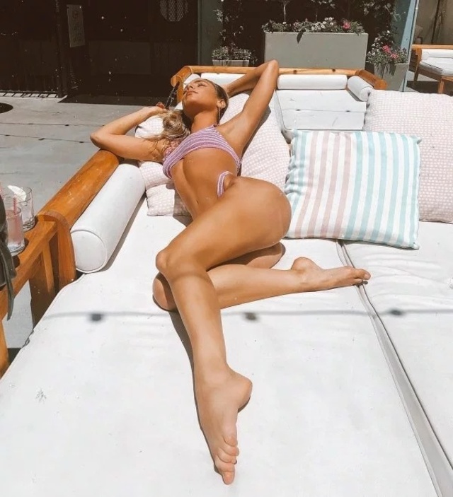 Girls With Long Legs (22 pics) Girls With Long Legs (22 pics)