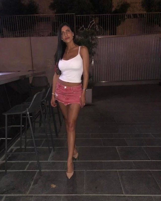 Girls With Long Legs (22 pics) Girls With Long Legs (22 pics)