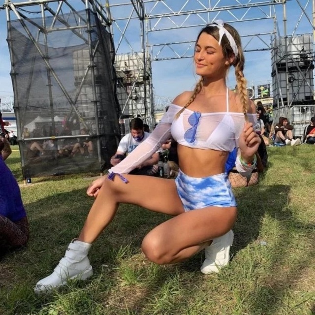 Girls With Long Legs (22 pics) Girls With Long Legs (22 pics)