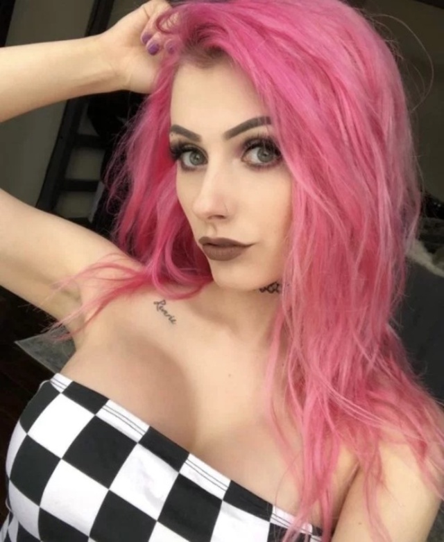 Busty Girls (22 pics) Busty Girls (22 pics)