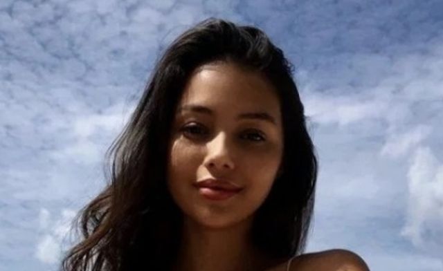 Bikini Girls (21 pics)