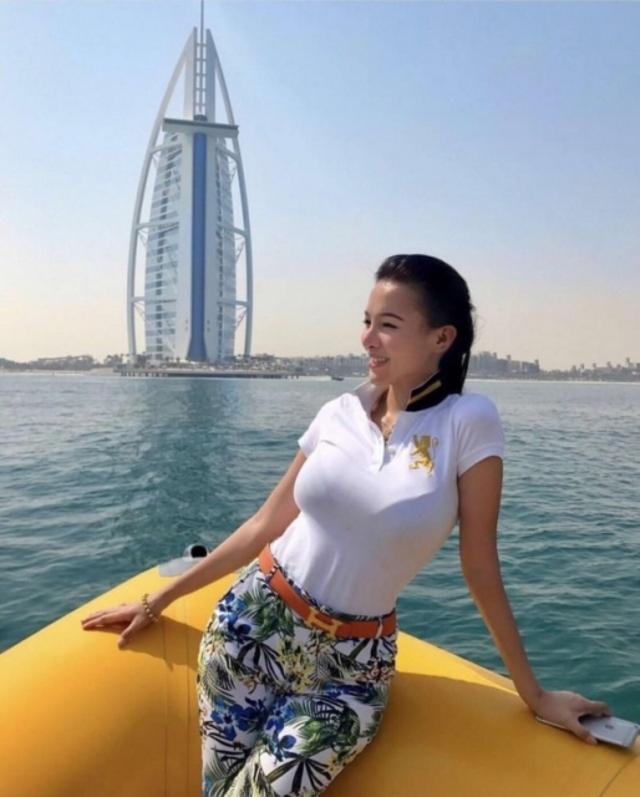 Busty Girls (21 pics)