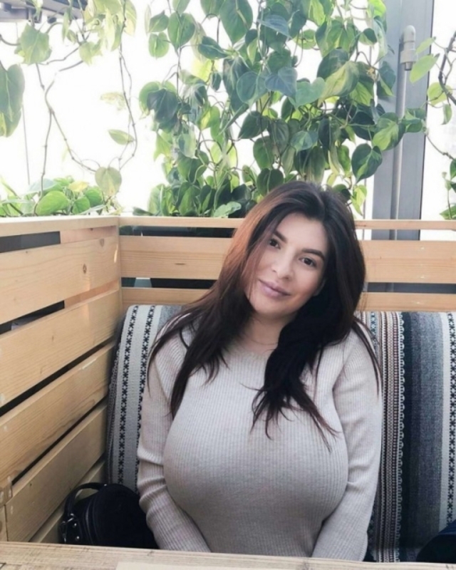 Busty Girls (21 pics)