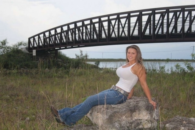 Busty Girls (21 pics)