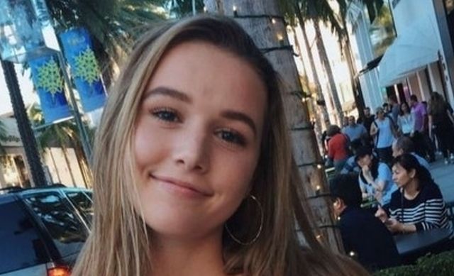 Busty Girls (21 pics)