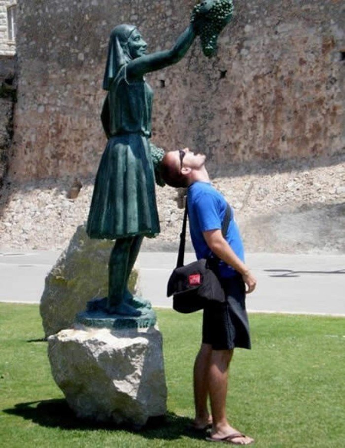Funny Photos With Statues (23 pics)