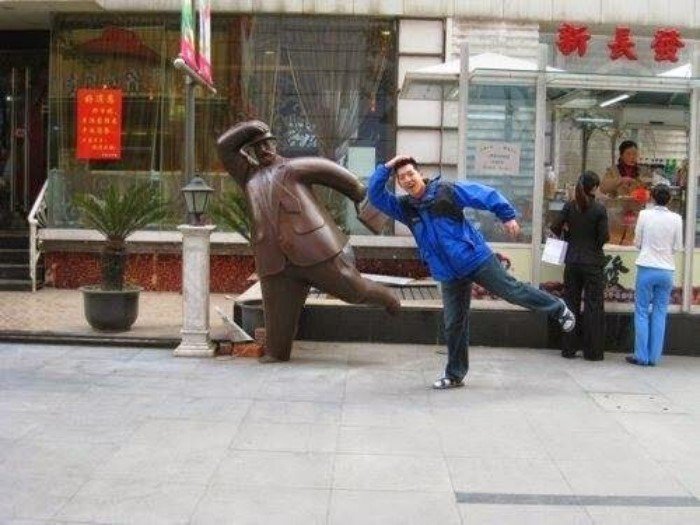 Funny Photos With Statues (23 pics)