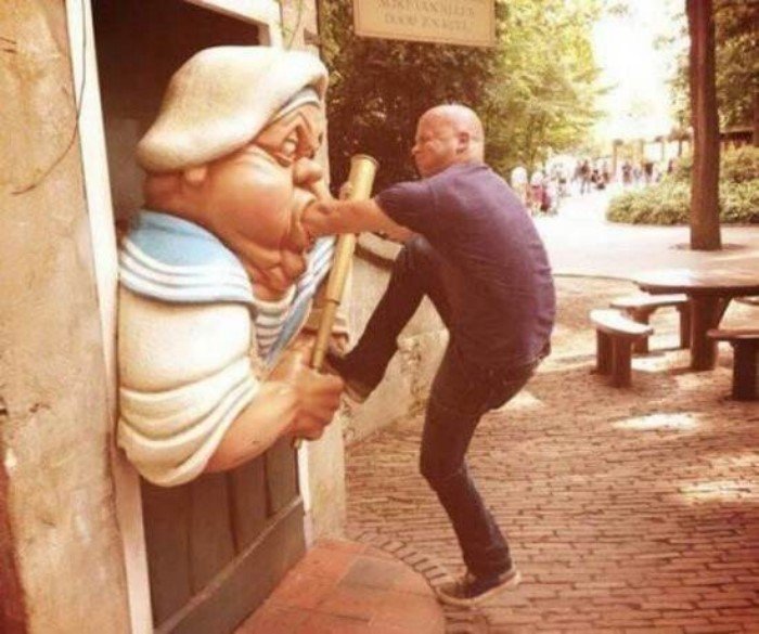 Funny Photos With Statues (23 pics)