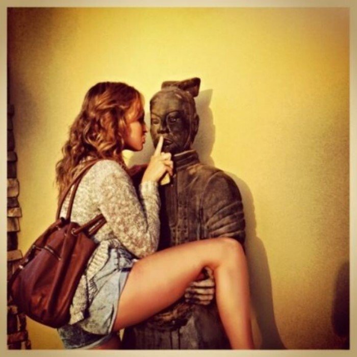 Funny Photos With Statues (23 pics)