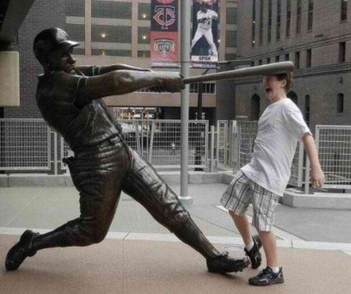 Funny Photos With Statues (23 pics)