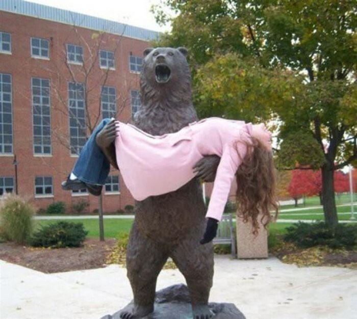 Funny Photos With Statues (23 pics)