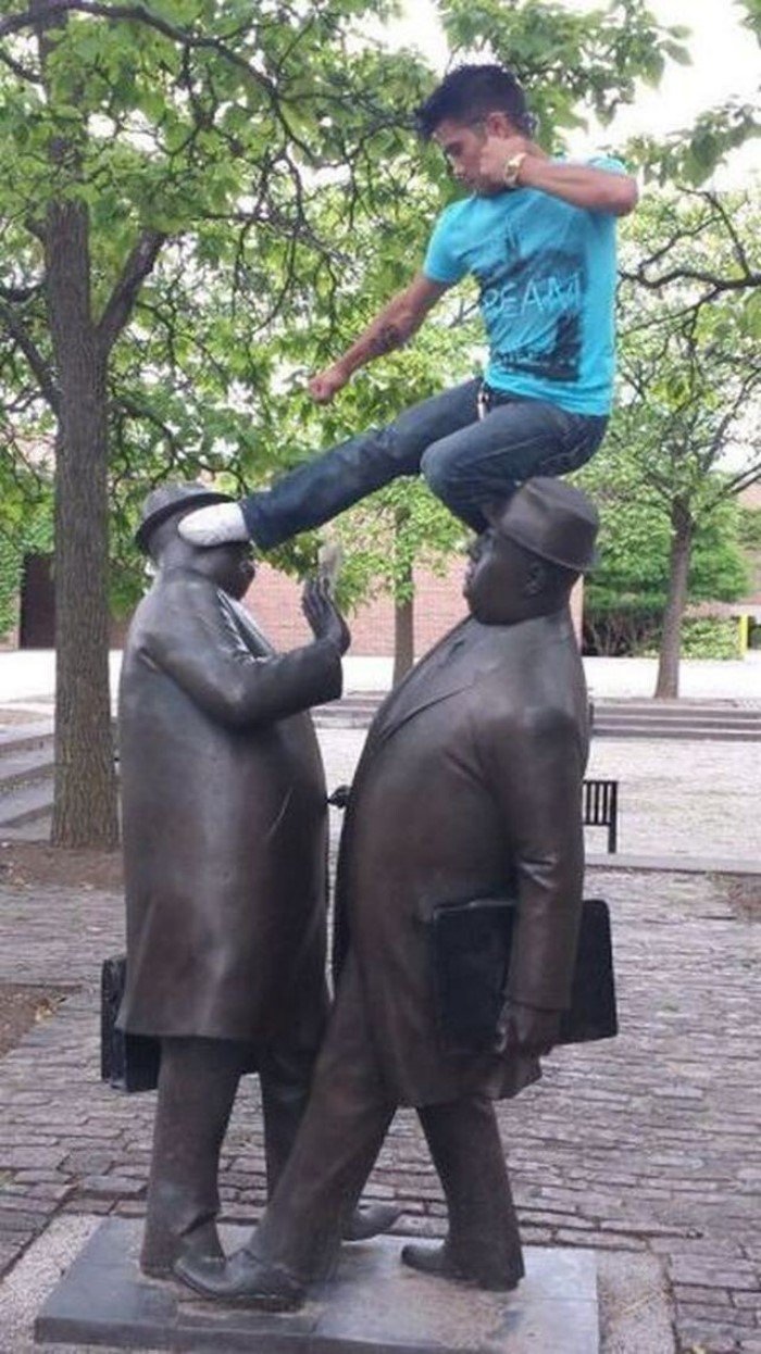 Funny Photos With Statues (23 pics)