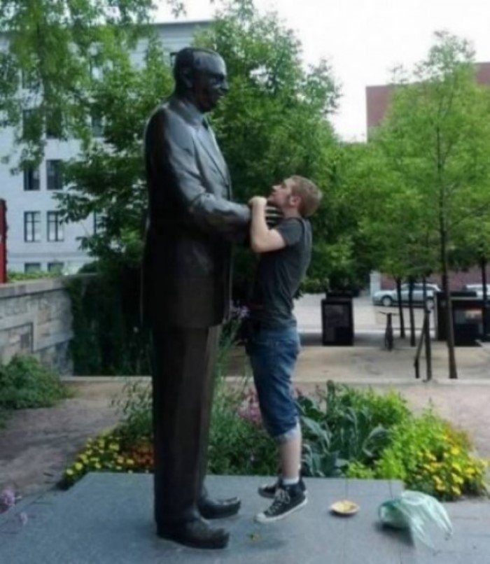 Funny Photos With Statues (23 pics)