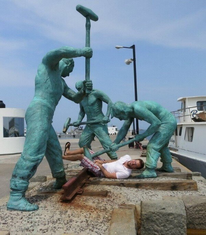 Funny Photos With Statues (23 pics)