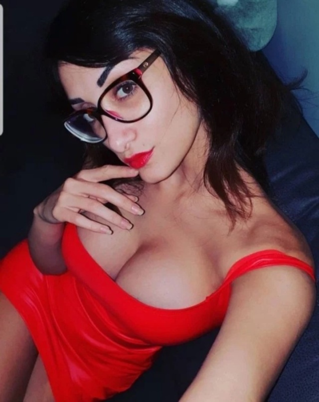 Busty Girls (20 pics)