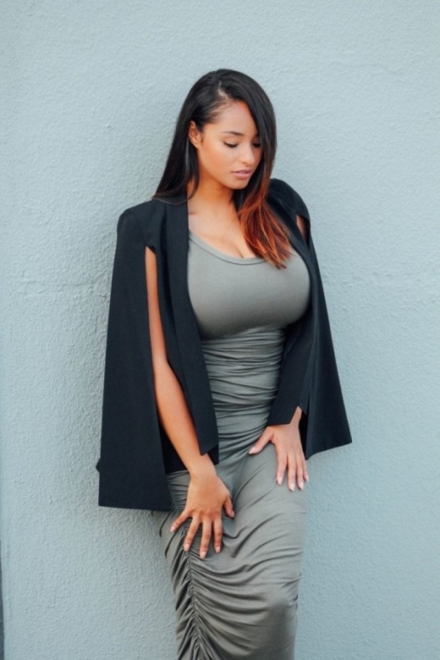 Busty Girls (21 pics)