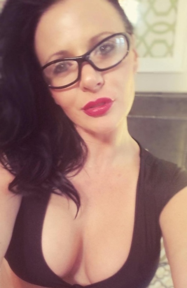 Busty Girls (21 pics)