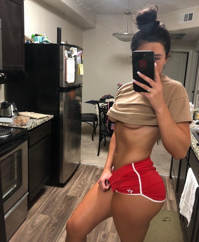 Braless Girls (21 pics)