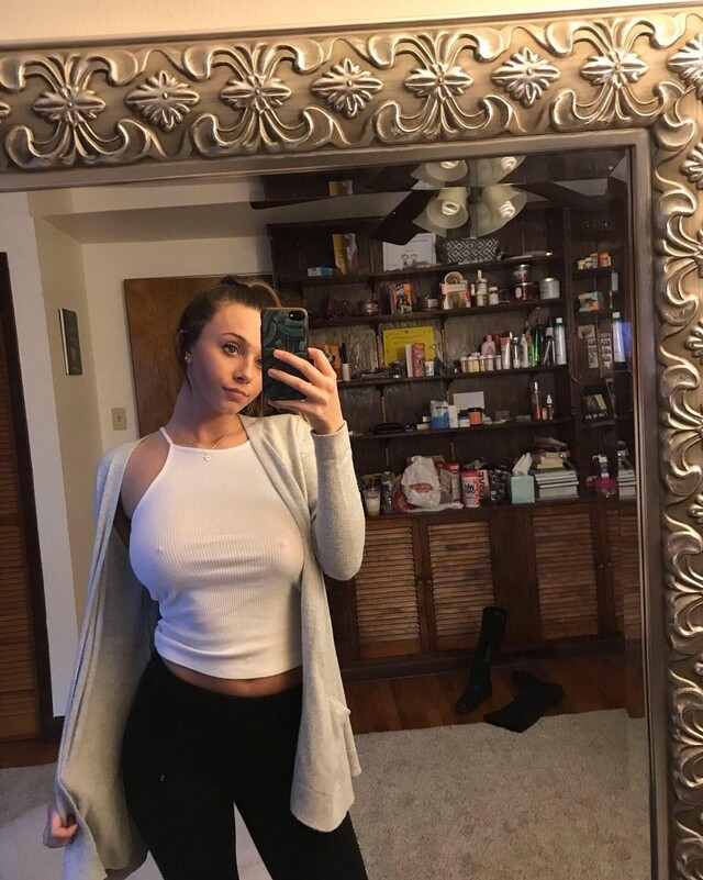 Braless Girls (21 pics)