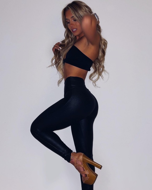 Girls In Tight Pants (21 pics)