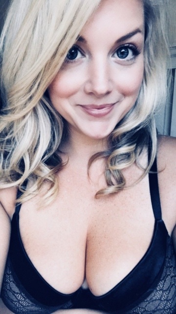 Busty Girls (21 pics) Busty Girls (21 pics)