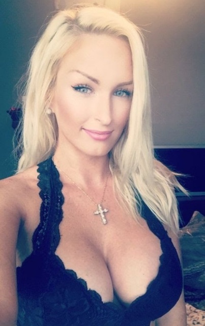 Busty Girls (21 pics) Busty Girls (21 pics)