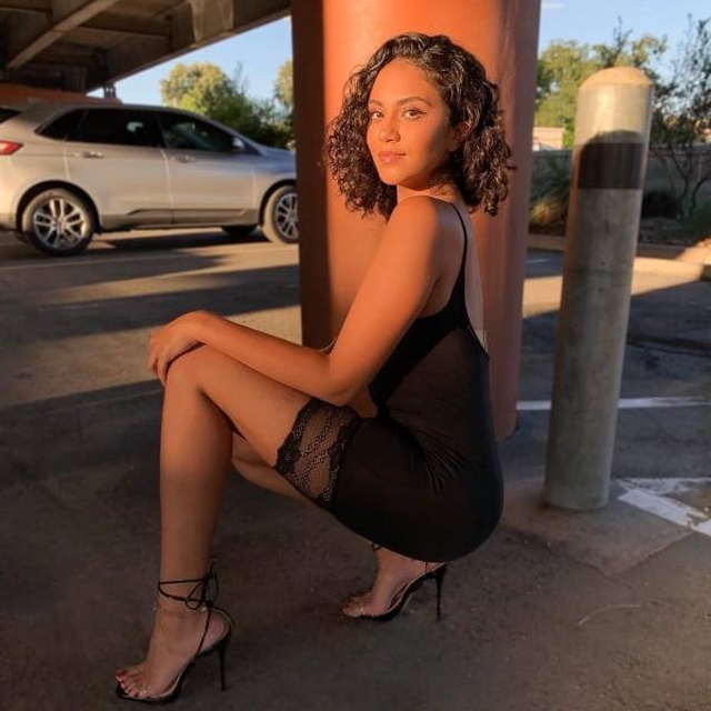 Girls In Tight Dresses (22 pics)