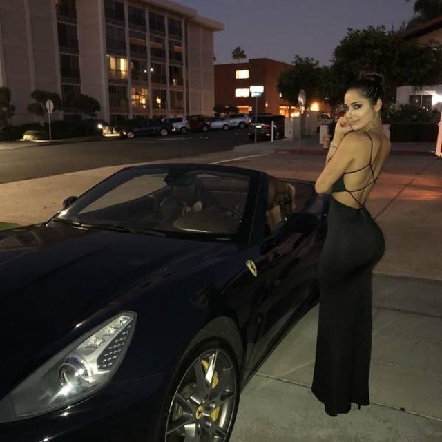 Girls In Tight Dresses (22 pics)